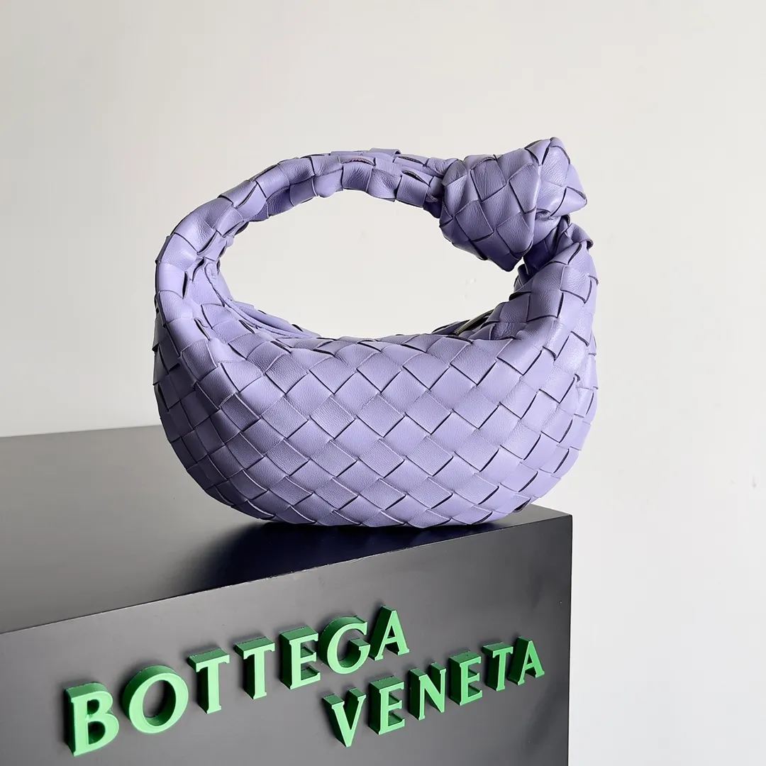 Batch 1120 Bottega veneta͙.——- The latest woven knotted hobo🔥 The top-grade lambskin leather is very soft, the bag shape is unique, practical and durable. It retains the traditional woven elements while being a little more flamboyant ~ Made of hand-woven sheepskin, zipper opening and closing, curved seamless structure, effortless to match. Highly recommended⚠️⚠️⚠️ The most high-end in the market🌈 Welcome to compare [Factory complete package] size: 23x15x5cm.   Model: 651876